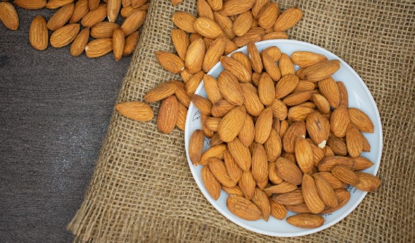 Almond Benefits and Side Effects in Hindi